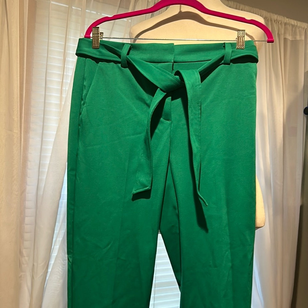 Loft, DEVON slim, never worn size 2 detachable belt cuffed hem
